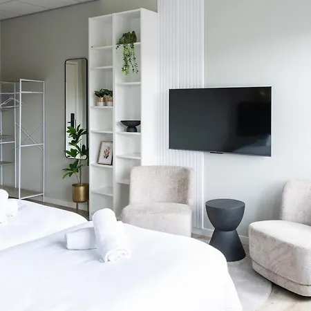Relaxing Private Suite W Bathroom & Wi-Fi Raamsdonksveer